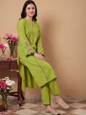 Women Ethnic Motifs Embroidered Regular Thread Work Kurta with Trousers 5