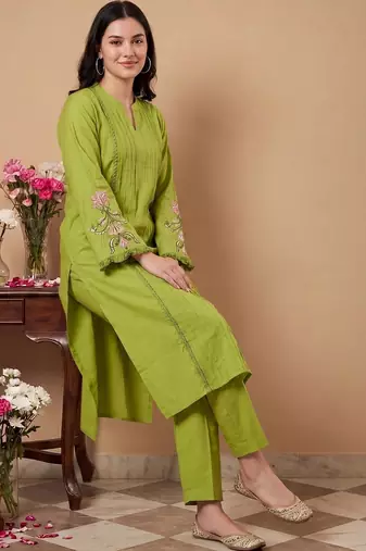 Women Ethnic Motifs Embroidered Regular Thread Work Kurta with Trousers