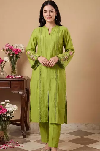 Women Ethnic Motifs Embroidered Regular Thread Work Kurta with Trousers