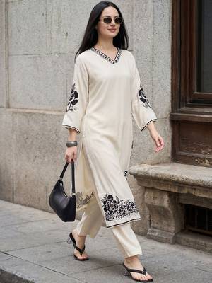 Women Floral Embroidered Regular Thread Work Kurta with Trousers 1