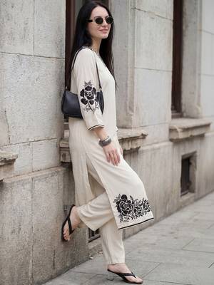 Women Floral Embroidered Regular Thread Work Kurta with Trousers 3