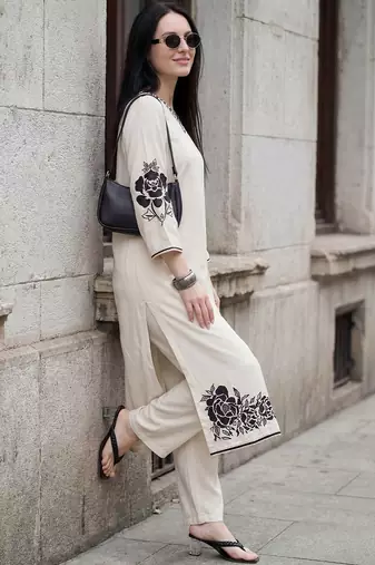 Women Floral Embroidered Regular Thread Work Kurta with Trousers