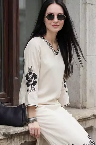 Women Floral Embroidered Regular Thread Work Kurta with Trousers