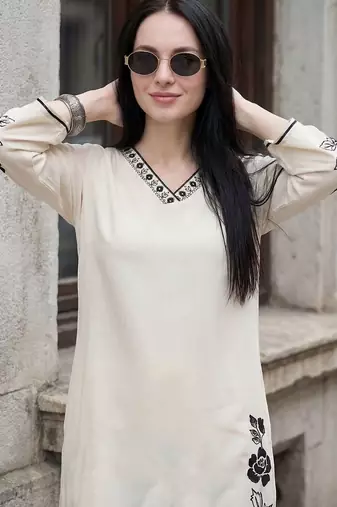 Women Floral Embroidered Regular Thread Work Kurta with Trousers