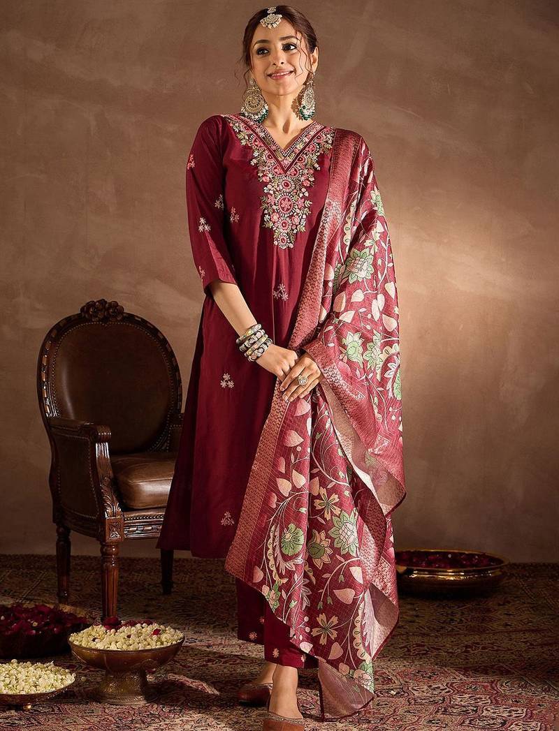 Women Floral Embroidered Regular Thread Work Kurta with Trousers & With Dupatta