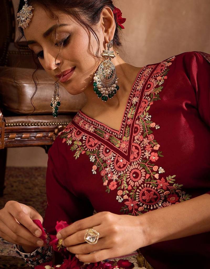 Women Floral Embroidered Regular Thread Work Kurta with Trousers & With Dupatta