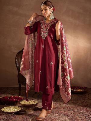Women Floral Embroidered Regular Thread Work Kurta with Trousers & With Dupatta 5