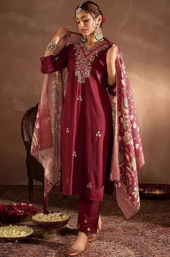 Women Floral Embroidered Regular Thread Work Kurta with Trousers & With Dupatta