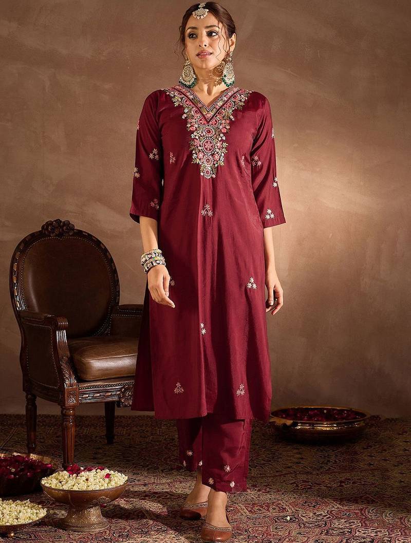 Women Floral Embroidered Regular Thread Work Kurta with Trousers & With Dupatta