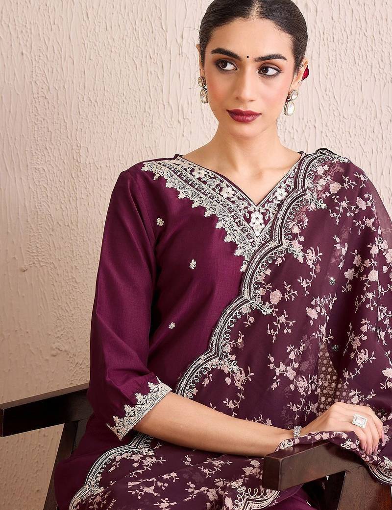 Women Floral Embroidered Regular Kurta with Trousers & With Dupatta