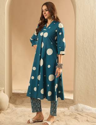 Women Printed Pleated Pure Cotton Kurta with Trousers 2