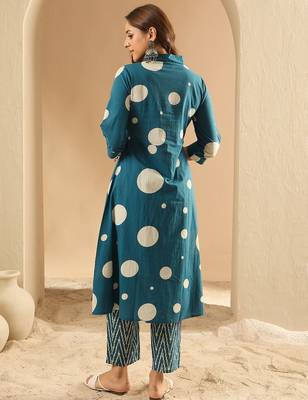 Women Printed Pleated Pure Cotton Kurta with Trousers 3