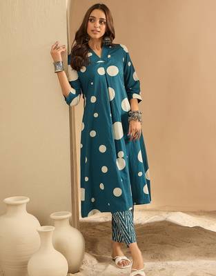 Women Printed Pleated Pure Cotton Kurta with Trousers 4