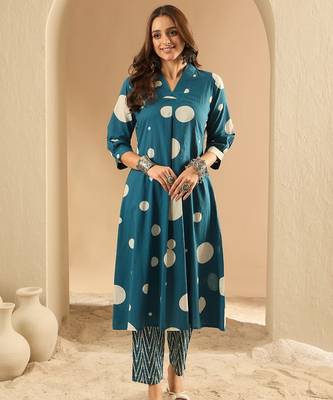 Women Printed Pleated Pure Cotton Kurta with Trousers 5