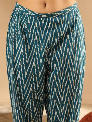 Women Printed Pleated Pure Cotton Kurta with Trousers 6