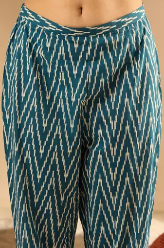 Women Printed Pleated Pure Cotton Kurta with Trousers