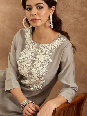 Women Ethnic Motifs Embroidered Regular Thread Work Kurta with Trousers 2
