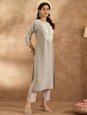 Women Ethnic Motifs Embroidered Regular Thread Work Kurta with Trousers 4