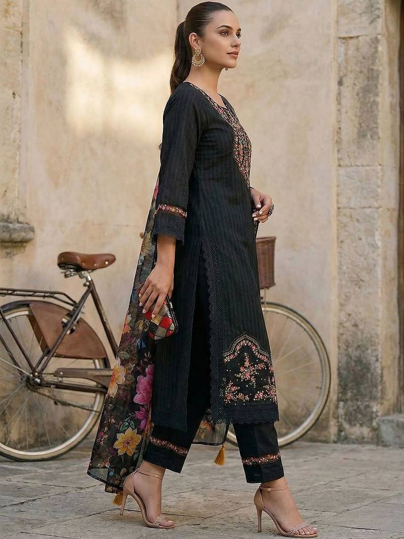 Women Floral Embroidered Regular Thread Work Pure Cotton Kurta with Trousers & With Dupatta