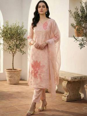 Women Floral Embroidered Regular Thread Work Kurta with Trousers & With Dupatta 1