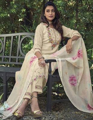 Off-White Yoke DesignThread Work Pure Cotton Kurta With Trousers & Dupatta 4