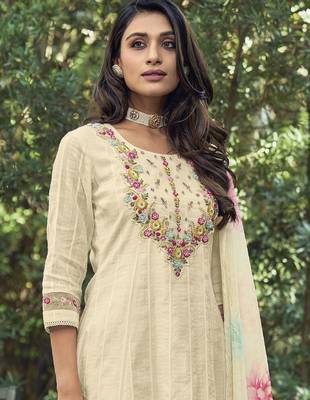 Off-White Yoke DesignThread Work Pure Cotton Kurta With Trousers & Dupatta 5