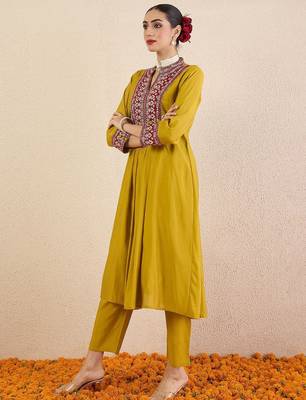 Women Solid Embroidered Kurta with Pyjama 3