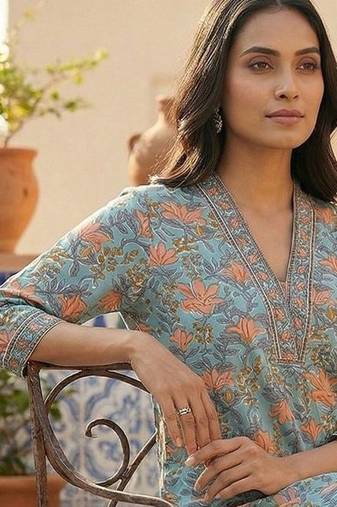 Women Floral Printed Regular Thread Work  Cotton Kurta with Trousers