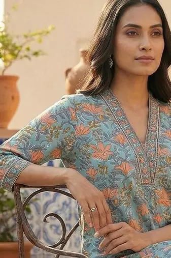 Women Floral Printed Regular Thread Work Pure Cotton Kurta with Trousers