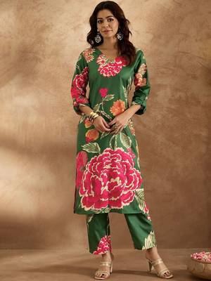 Women Floral Printed Regular Kurta with Trousers 1