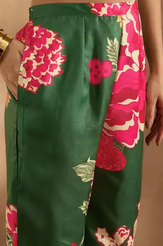 Women Floral Printed Regular Kurta with Trousers