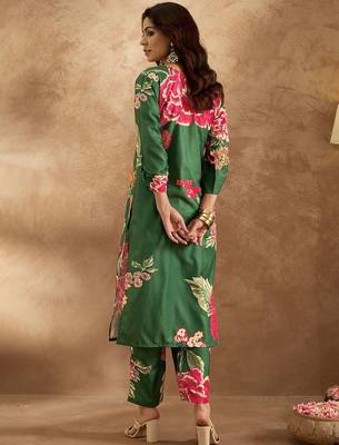 Women Floral Printed Regular Kurta with Trousers 5