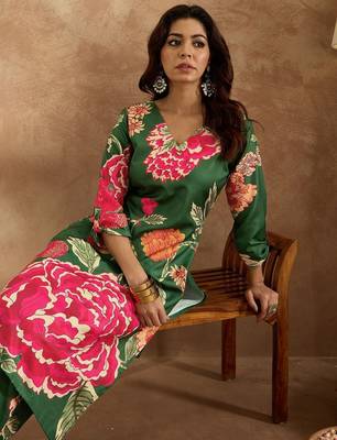 Women Floral Printed Regular Kurta with Trousers 7