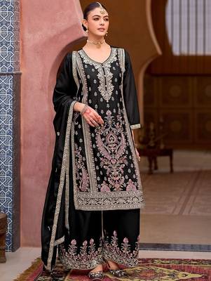 Motifs Embroidered Sweetheart Neck Zari Straight Kurta With Palazzos & Dupatta 2