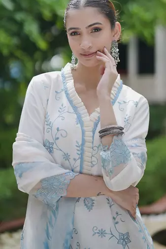 Women Floral Embroidered Regular Kurta with Trousers & With Dupatta