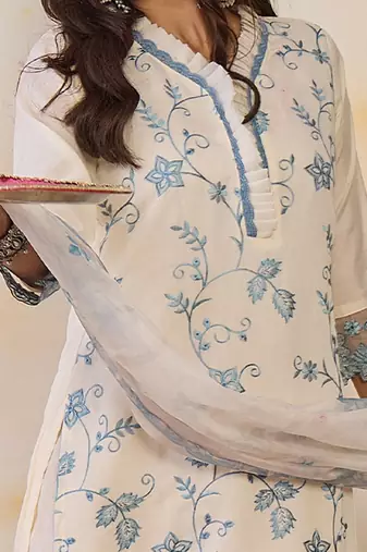 Women Floral Embroidered Regular Kurta with Trousers & With Dupatta