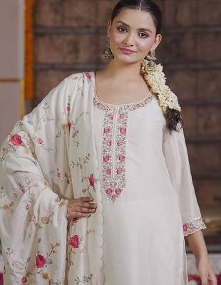 Women Floral Embroidered Regular Thread Work Kurta with Trousers & With Dupatta 2