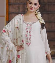 Women Floral Embroidered Regular Thread Work Kurta with Trousers & With Dupatta