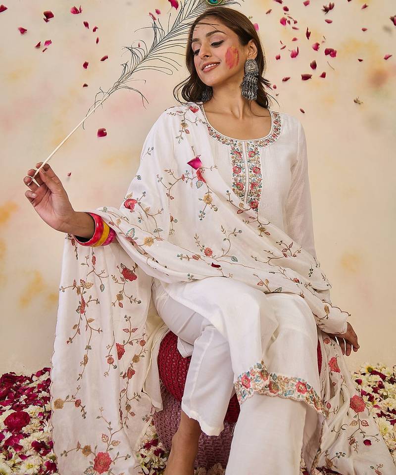 Women Floral Embroidered Regular Thread Work Kurta with Trousers & With Dupatta