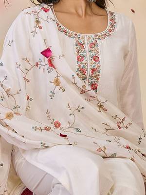 Women Floral Embroidered Regular Thread Work Kurta with Trousers & With Dupatta 6