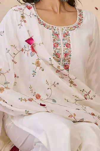 Women Floral Embroidered Regular Thread Work Kurta with Trousers & With Dupatta