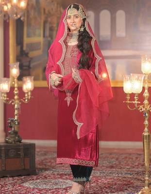 Ethnic Motifs Embroidered Sequinned Velvet Kurta With Trousers & Dupatta 1