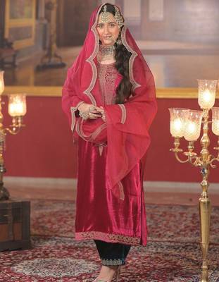 Ethnic Motifs Embroidered Sequinned Velvet Kurta With Trousers & Dupatta 4