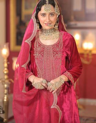 Ethnic Motifs Embroidered Sequinned Velvet Kurta With Trousers & Dupatta 5