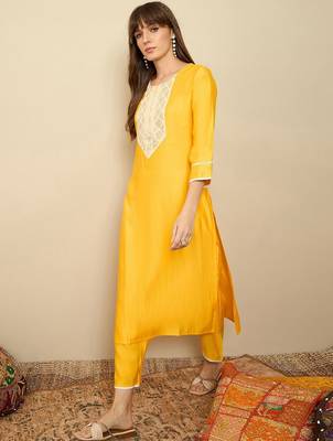 Floral Embroidered Sequinned Liva Straight Kurta With Trousers 1