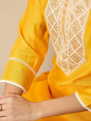 Floral Embroidered Sequinned Liva Straight Kurta With Trousers 3