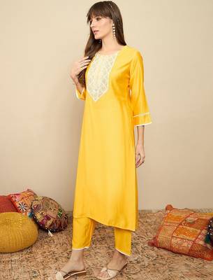 Floral Embroidered Sequinned Liva Straight Kurta With Trousers 5