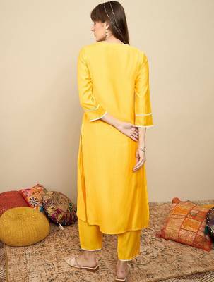 Floral Embroidered Sequinned Liva Straight Kurta With Trousers 6