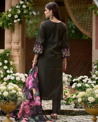 Women Floral Embroidered Panelled Thread Work Kurta with Trousers & With Dupatta 4