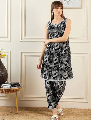 Women Floral Printed Regular Pure Cotton Kurta with Trousers 1